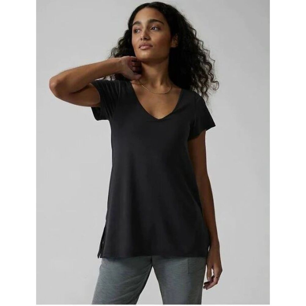 Athleta Women Essence Support Built In Bra Top Black V Neck Short Sleeve Shirt M